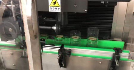 Colocadora de manga para botellas