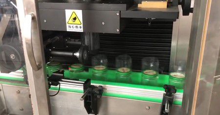 Colocadora de manga para botellas